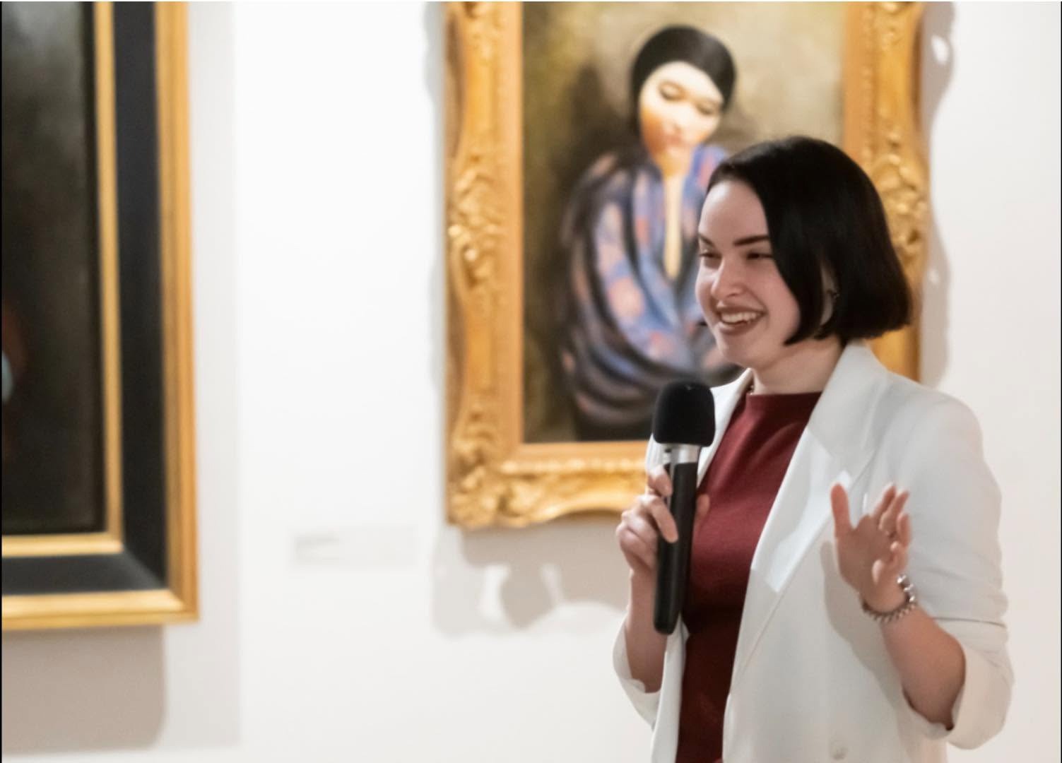 Tatiana Dzhal z mikrofonem podczas wydarzenia